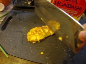 Cutting the tamagoyaki
